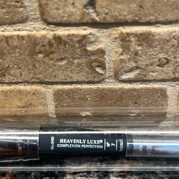 NWT IT Cosmetics Heavenly Luxe Complexion Perfection Brush No. 7 - Picture 3 of 5